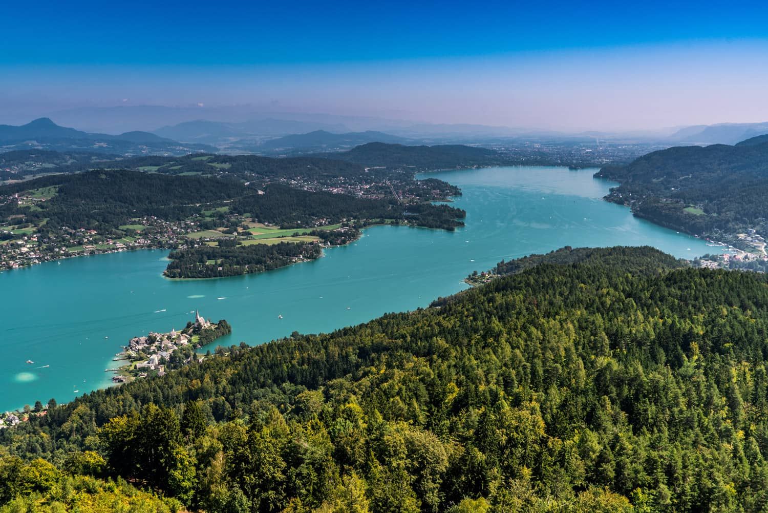 Luftbild des Wörthersees - Riesiger See umzingelt mit Wäldern
