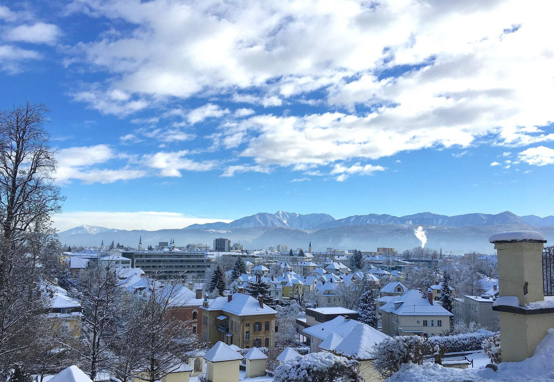 Stadt in Kärnten mit schneebedeckten Gebäuden
